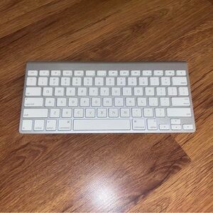 Apple Silver Aluminum Bluetooth Keyboard with White Keys